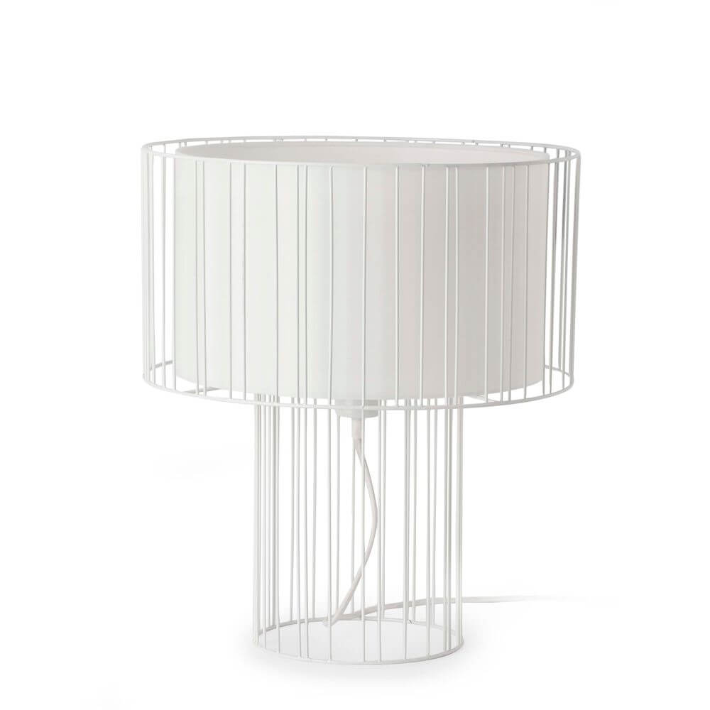 Tischlampe LINDA Weiß mit modernem Gitterdesign und weißem Lampenschirm.
