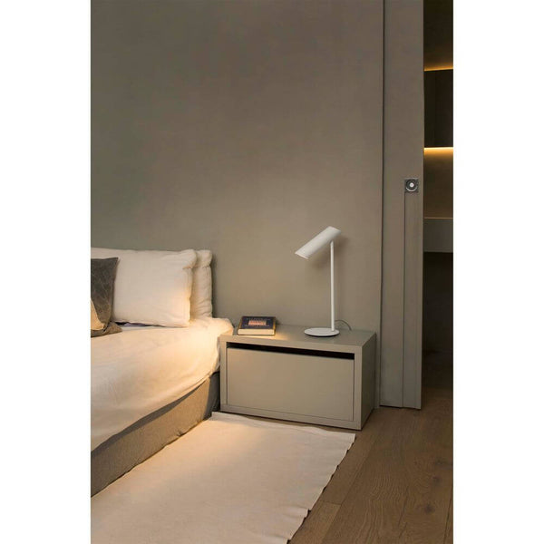 Tischlampe LINK Weiß auf Nachttisch in modernem Schlafzimmer