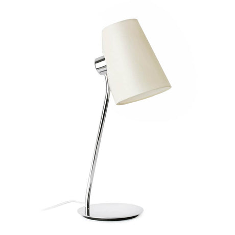 Tischlampe LUPE Chrom, Beige auf einem modernen Tisch mit Metallfuß und beigem Schirm.