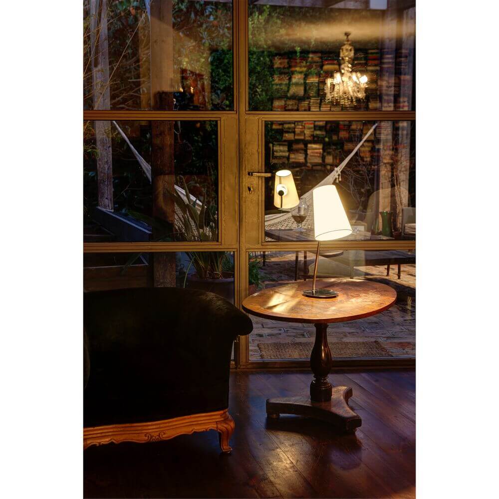 Tischlampe LUPE Chrom, Beige auf einem Tisch in einem gemütlichen Raum mit stilvollem Ambiente.