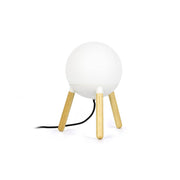 Tischlampe MINE ohne Diffusor Weiß, moderne Tischlampe mit rundem Leuchtkörper und Holzbeinen.
