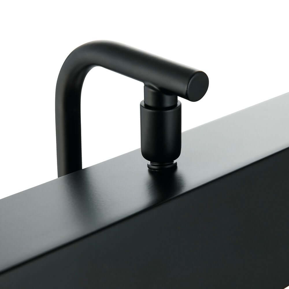 Detailansicht der Tischlampe Merlin mit modernem schwarzem Design und eleganten Linien.