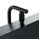 Detailansicht der Tischlampe Merlin mit modernem schwarzem Design und eleganten Linien.