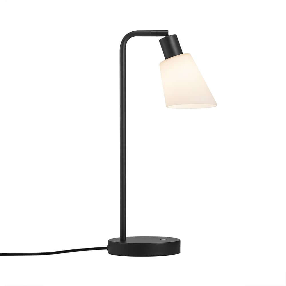 Tischlampe Molli in modernem Design mit schwarzem Gestell und weißem Lampenschirm.