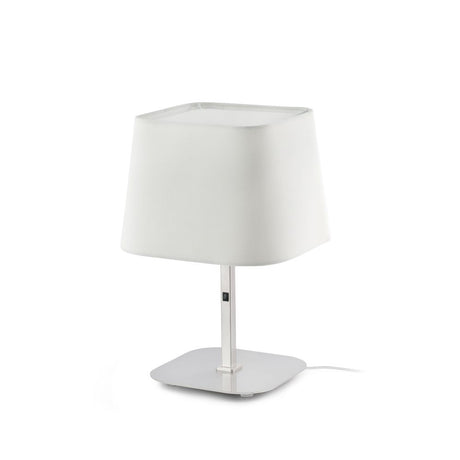 Tischlampe SWEET Nickel-Matt, Weiß auf einem Tisch, mit quadratischem Lampenschirm und stabiler Basis.