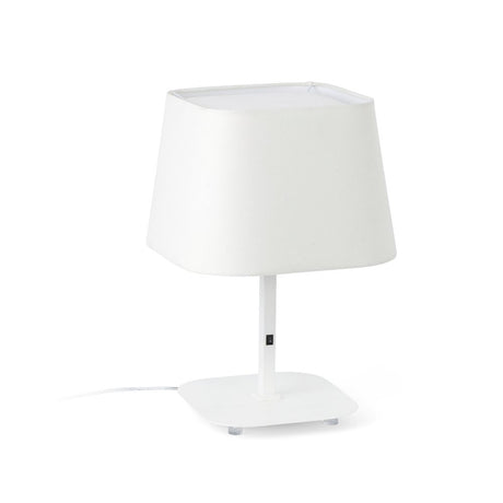Bordlampe SWEET Hvit med elegant design og hvit lampeskjerm på en stabil sokkel.