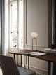 Tischlampe Shapes auf einem Schreibtisch mit modernem Design und natürlichem Licht von einem Fenster.