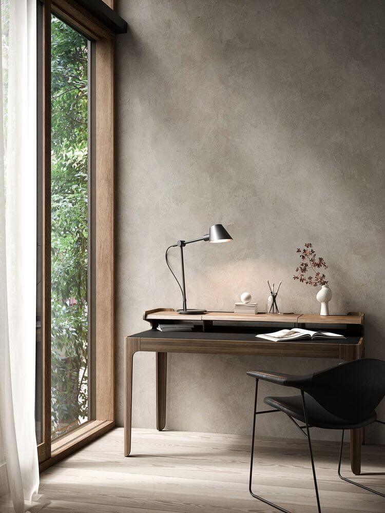 Tischlampe Stay Long auf einem modernen Schreibtisch in elegantem Raum mit Fensterblick.
