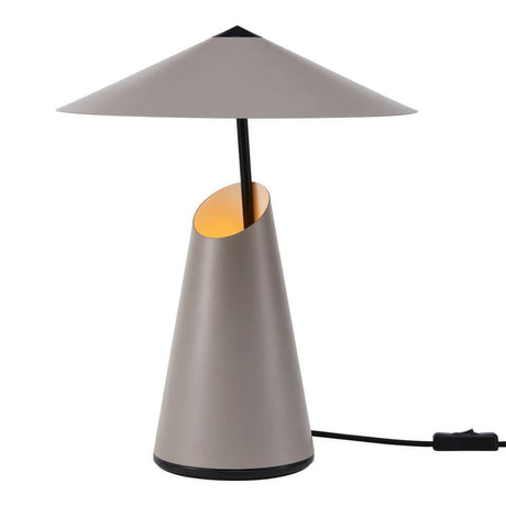 Tischlampe Taido mit geometrischen Formen und abgewinkeltem Schirm, ideal für diffuses Licht und stimmungsvolle Beleuchtung.
