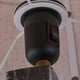 Tischlampe Takai mit schwarzem Lampensockel und Marmorfuß im Detail.