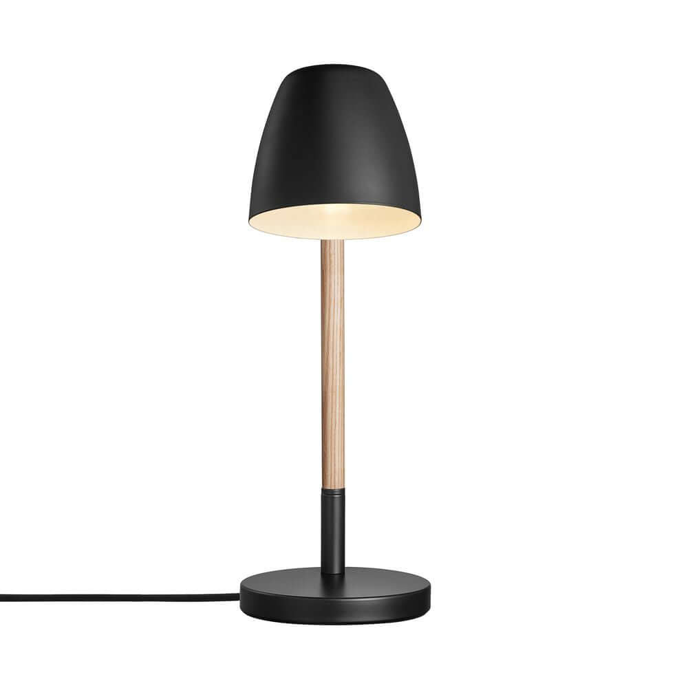 Tischlampe Theo mit schwarzem Lampenschirm und Holzsockel für modernes Wohndesign.