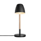 Tischlampe Theo mit schwarzem Lampenschirm und Holzsockel für modernes Wohndesign.
