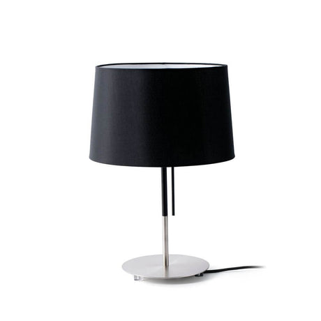 Tischlampe VOLTA Nickel-Matt, Schwarz mit schwarzem Lampenschirm und nickelfarbenem Standfuß.