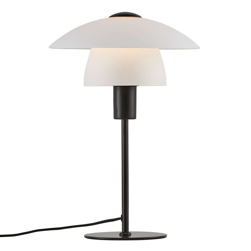 Tischlampe Verona aus weißem Opalglas und mattem schwarzem Metall für modernes skandinavisches Design.