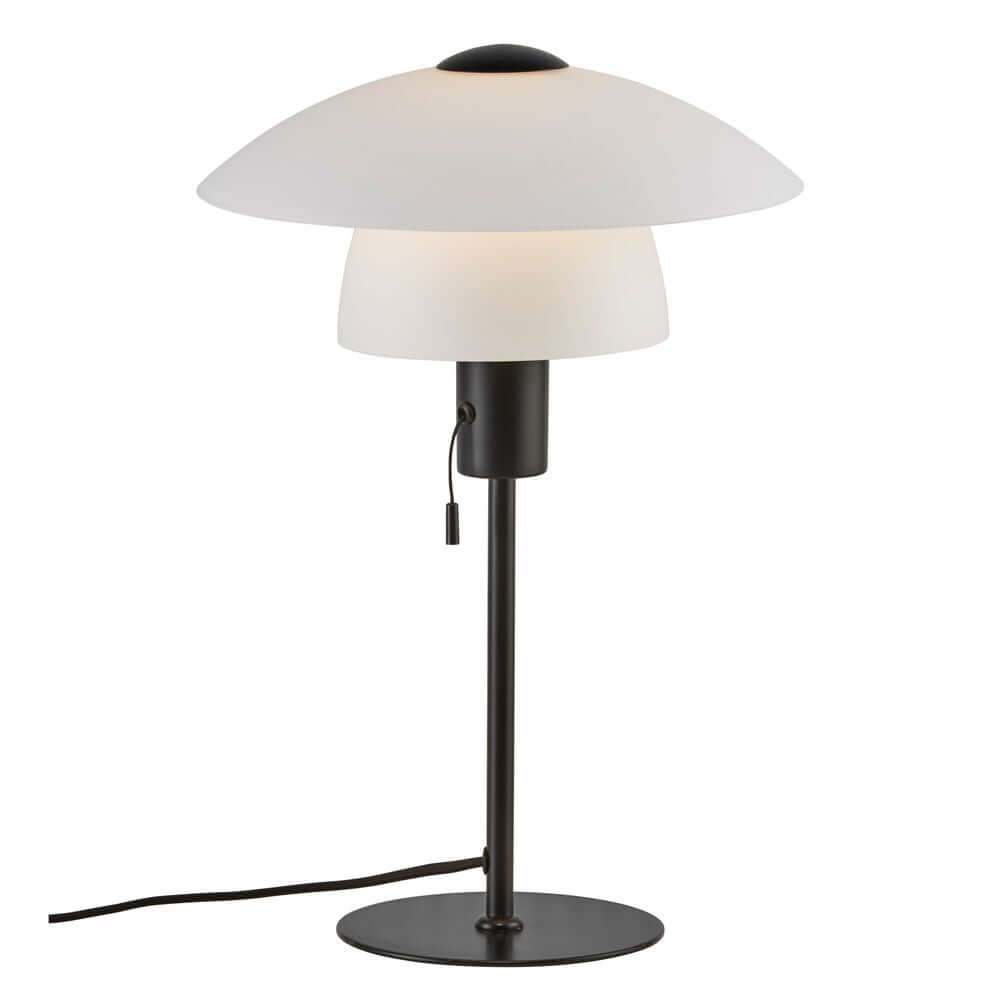 Tischlampe Verona mit zwei Schirmen aus weißem Opalglas und mattem schwarzen Metall, skandinavisches Design.