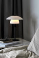 Tischlampe Verona im klassischen skandinavischen Design mit weißem Opalglas und mattem schwarzen Metall.
