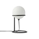 Moderne Tischlampe Wilson mit elegantem schwarzem Metallrahmen und runden Glasschirm, sorgt für gemütliche Atmosphäre.