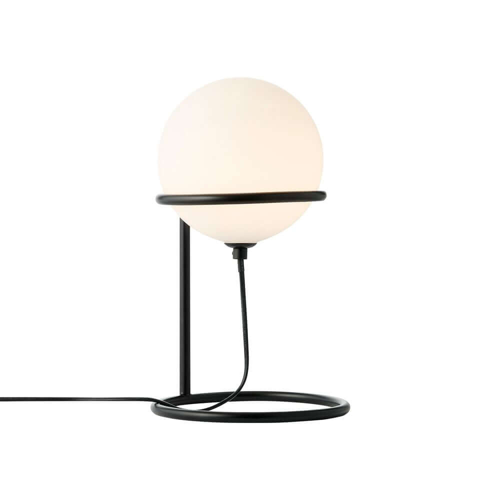 Tischlampe Wilson mit elegantem schwarzen Metallrahmen und runden, anpassbaren Glasschirm für gemütliche Atmosphäre.
