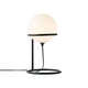 Tischlampe Wilson mit elegantem schwarzen Metallrahmen und runden, anpassbaren Glasschirm für gemütliche Atmosphäre.