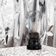 Tischleuchte Amp im Skandi-Look Rauchglas auf einem Tisch mit modernem Design und reflektierendem Hintergrund.