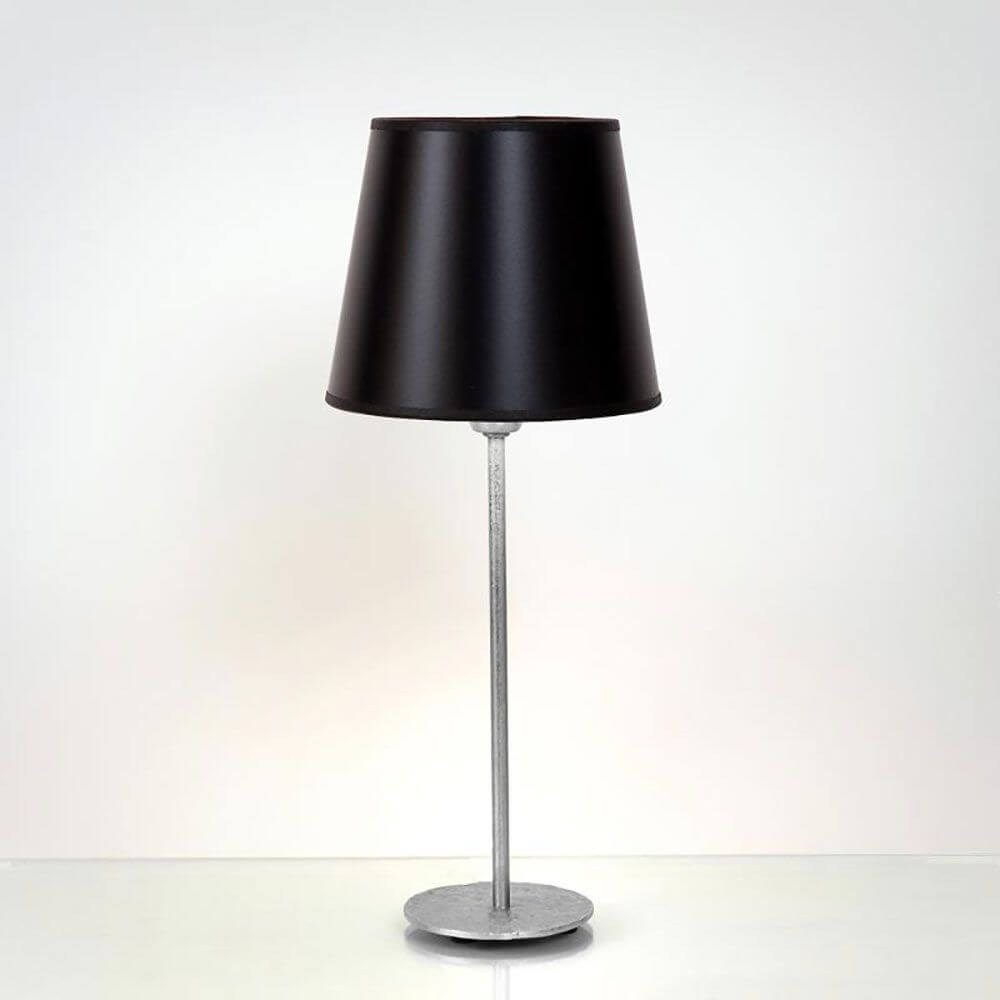 Tischleuchte Mattia Rund Eisen Silber-Schwarz mit schwarzem Lampschirm auf silbernem Fuß.