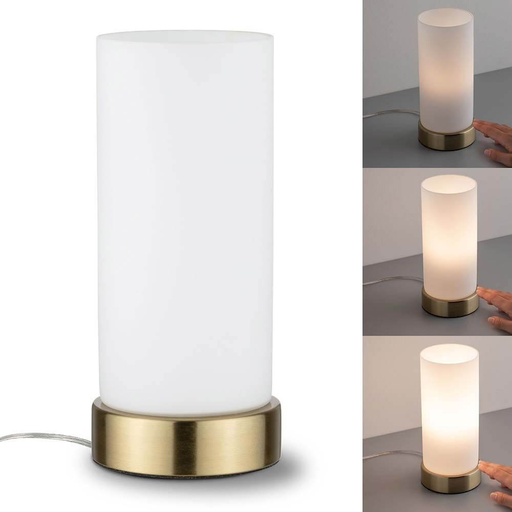 Tischleuchte Pinja mit Touch-Schalter Weiß, Messing auf einem Tisch, in verschiedenen Beleuchtungszuständen.