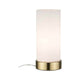 Tischleuchte Pinja mit Touch-Schalter Weiß, Messing auf einem Tisch, modern und elegant, mit opalem Glasschirm.