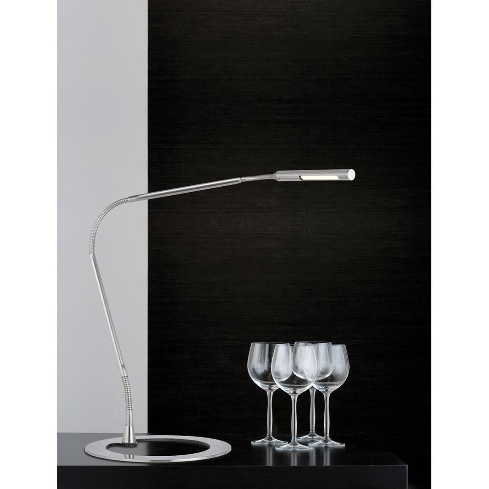 Moderne Schreibtischlampe Plaza 3W LED mit flexibler Gelenke und stilvollem Design auf einem Tisch mit Gläsern.