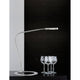 Schreibtischlampe Plaza 3W LED 700 mA 12V neben Gläsern auf einem Tisch, modernes Design.