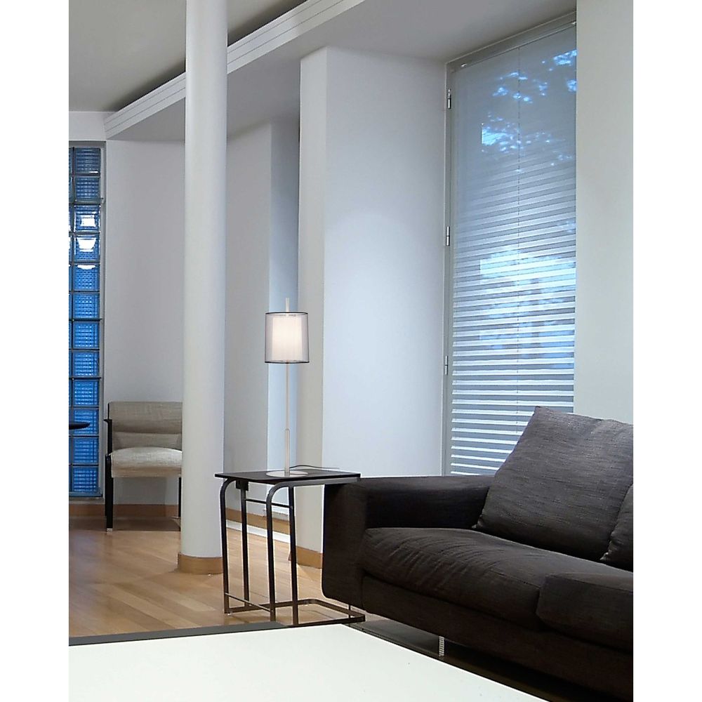 Tischleuchte SABA 84cm Nickel, Schwarz in modernem Wohnzimmer mit Sofa und Tisch