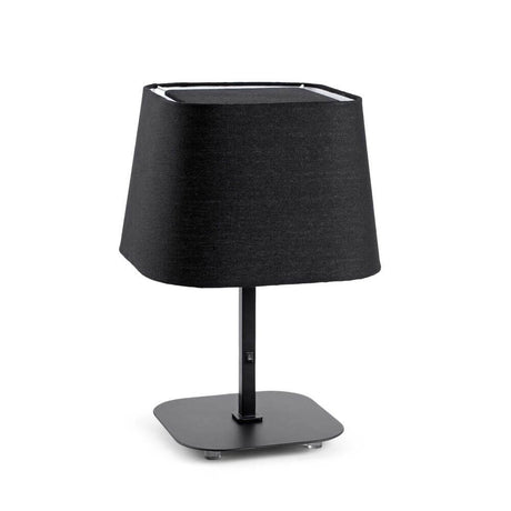 Tischleuchte SWEET Schwarz mit modernem Design und schwarzem Lampenschirm auf quadratischer Basis.