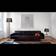 Moderne Wohnlandschaft mit Tischleuchte SWEET Schwarz neben schwarzem Sofa in stilvollem Raum.