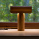 Tischleuchte Teelo 8020 aus Holz 38cm mit skulpturaler Form und warmem Licht.
