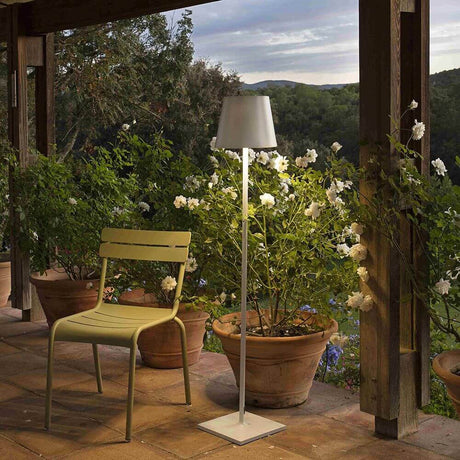 Toc Lampadaire d’extérieur 150 cm avec USB IP54 blanc sur une terrasse avec des fleurs et une chaise