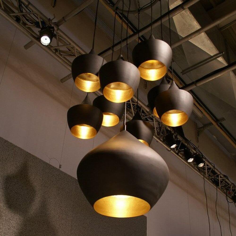 Tom Dixon Beat Fat LED Hängelampe Ø 24cm in einer modernen Beleuchtungskonfiguration mit goldener Innenseite.