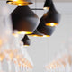 Tom Dixon Beat Fat LED Hängelampe Ø 24cm über einer eleganten Tischanordnung mit Gläsern.