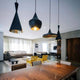 Tom Dixon Beat Fat LED Hängelampe Ø 24cm in modernem Wohnraum mit schwarzer und goldener Innenbeleuchtung.