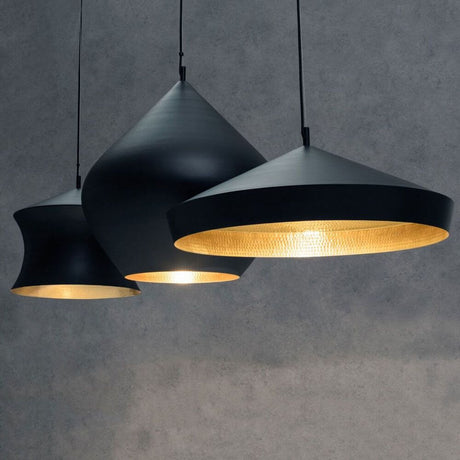 Tom Dixon Beat Flat LED Pendellampe Schwarz, Goldfarben in moderner Raumgestaltung.