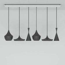 Tom Dixon Beat Range Pendellampe 6er 156cm, Gruppenansicht von sechs eleganten Pendelleuchten in Schwarz.