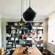 Tom Dixon Beat Round Hängelampe 4er Ø 85cm in modernem Wohnraum mit Bücherregal