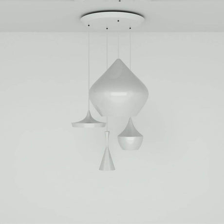 Tom Dixon Beat Round Hängelampe 4er Ø 85cm in weißem Design, kombiniert mit verschiedenen Formen und Höhen.