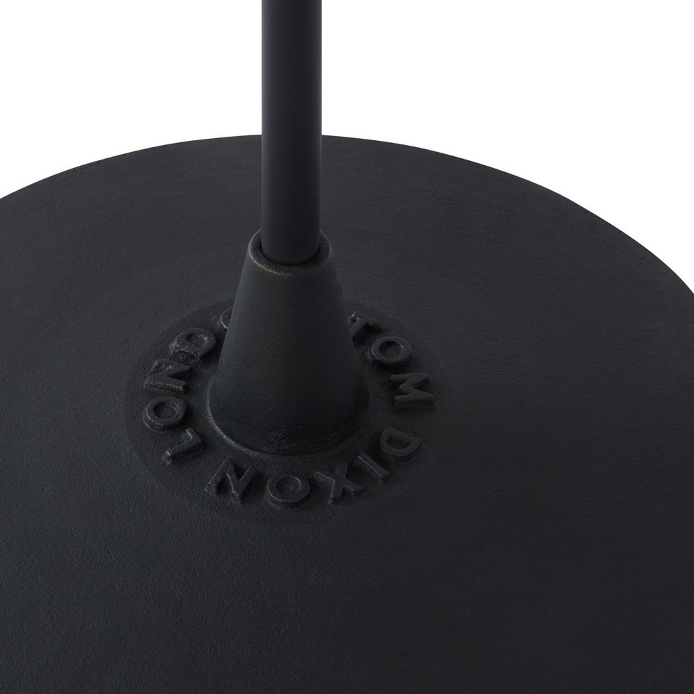 Detailaufnahme der Tom Dixon Beat Stehleuchte verstellbar mit massiven gusseisernen Sockel.
