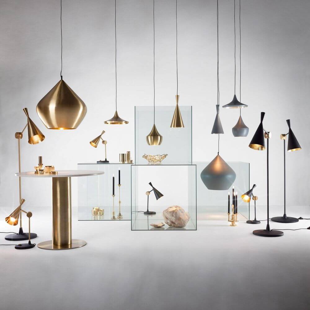 Tom Dixon Beat Stehleuchte verstellbar und weitere elegante Lampen in einem modernen Innenraum.