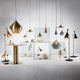 Tom Dixon Beat Stehleuchte verstellbar und weitere elegante Lampen in einem modernen Innenraum.