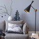 Tom Dixon Beat Stehleuchte verstellbar im modernen Wohnzimmer mit Couch und Kissen.