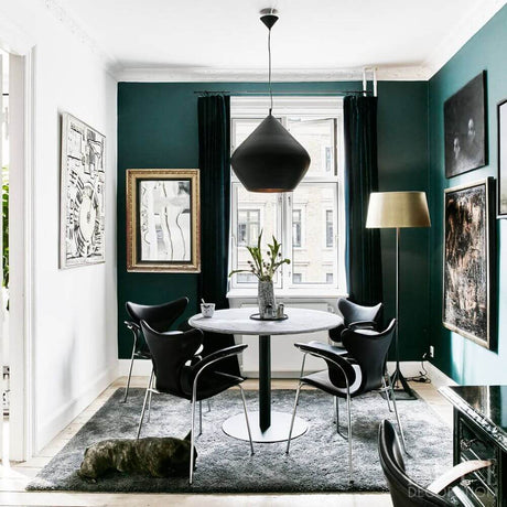 Tom Dixon Beat Stout LED Pendelleuchte Ø 52cm in schwarzem Esszimmer über rundem Tisch