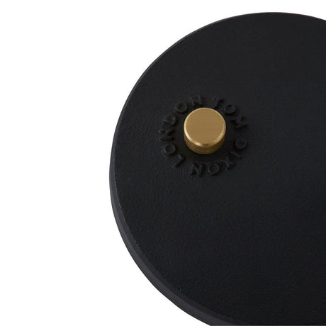 Detailansicht der Basis der Tom Dixon Beat Tischleuchte mit Dimmer, massive Messing- und Gusseisenkomponenten.