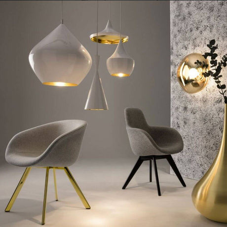 Tom Dixon Beat Trio LED Pendelleuchte 3er Ø 68cm in modernem Wohnambiente mit stilvollen Sesseln.