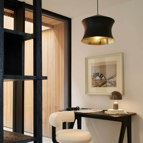 Tom Dixon Beat Waist LED Pendelleuchte Schwarz, Goldfarben in modernem Wohnraum über Schreibtisch.