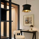 Tom Dixon Beat Waist LED Pendelleuchte Schwarz, Goldfarben in modernem Wohnraum über Schreibtisch.
